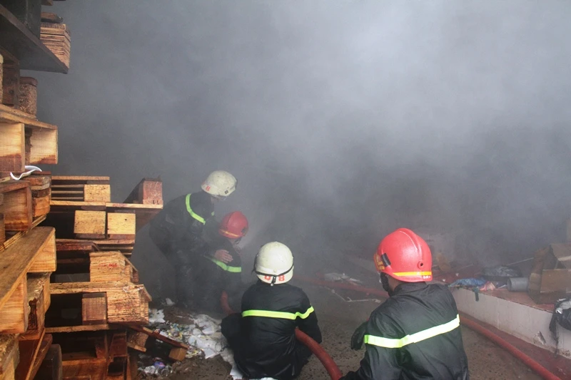 Công tác chữa cháy được tích cực triển khai trong khi trời mưa và khói bao phủ khắp nơi.